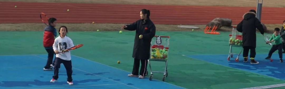  网球进校园活动启动，专业教练指导少年基础训练  