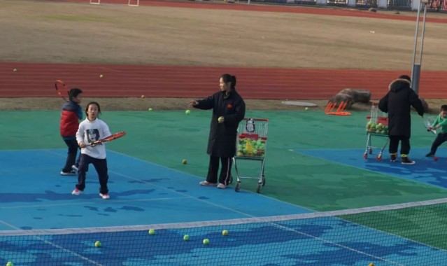  网球进校园活动启动，专业教练指导少年基础训练  