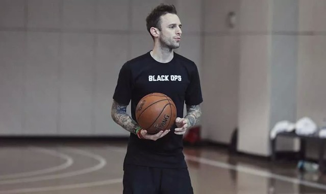  残疾人篮球锦标赛，运动员拼搏精神感人