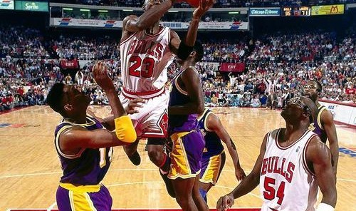  扣篮大赛激情上演，空中飞人争夺桂冠