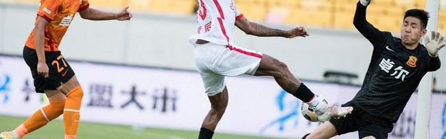  门将神勇扑救保清白，零封对手成就经典战役