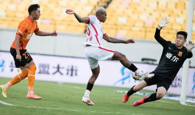  门将神勇扑救保清白，零封对手成就经典战役