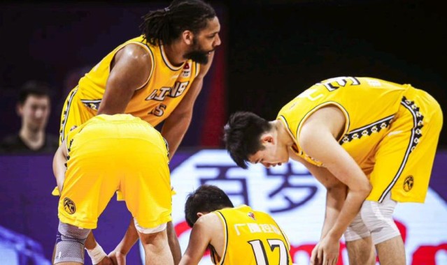  青年军展露锋芒，广厦新秀合力击败辽宁