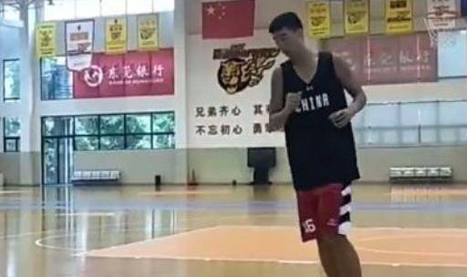  篮坛新星闪耀赛场展非凡实力