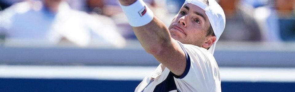  发球上网战术奏效，伊斯内尔轰出制胜ACE