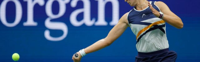  萨巴伦卡强势捧起澳网冠军奖杯