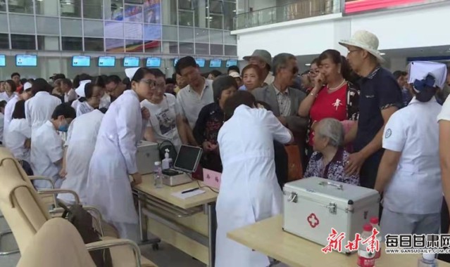  老兵传帮带见成效，更衣室凝聚战斗力