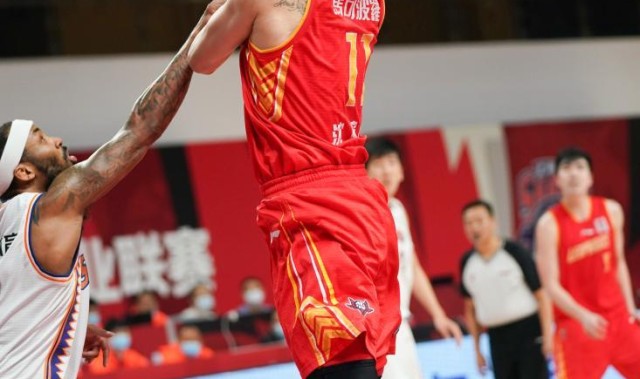  上海久事双外援合璧击败深圳马可波罗