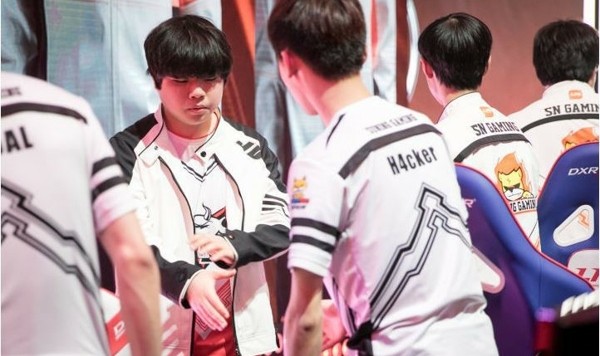  默契配合显神威，战队逆袭挺进季后赛  