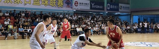  篮球技巧挑战赛，花式运球展现个人风采