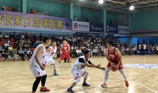  篮球技巧挑战赛，花式运球展现个人风采