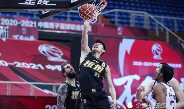  外援默契配合，双剑合璧攻破防线