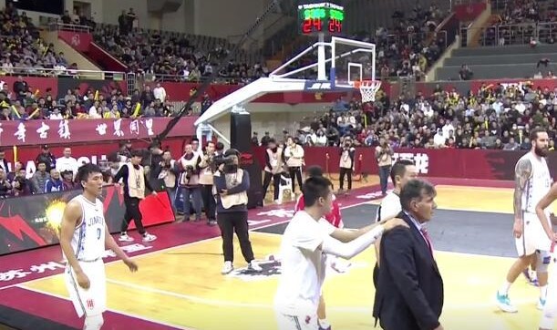  电竞裁判严格执裁，公平竞赛获赞誉