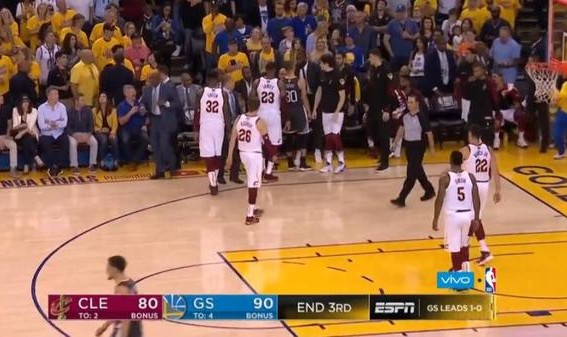  老将压哨三分绝杀，主场球迷陷入沸腾