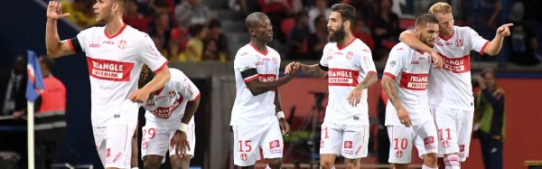  巴黎圣日耳曼主场大胜登顶