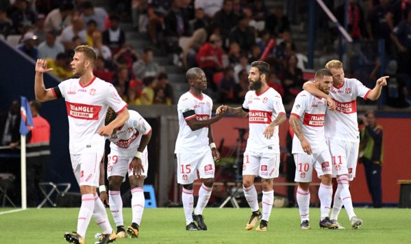  巴黎圣日耳曼主场大胜登顶