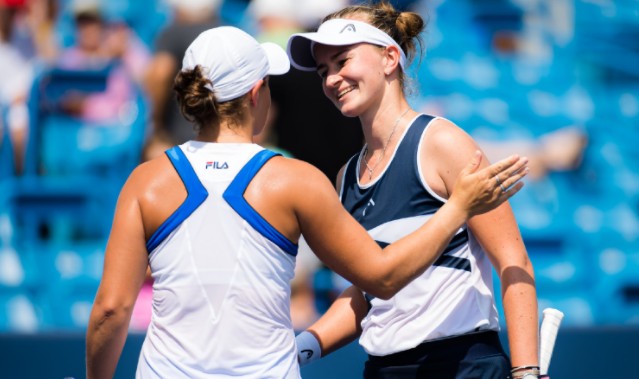  克雷吉茨科娃双误送赛点，奇迹般实现翻盘