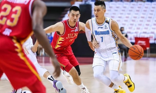  篮坛巨星闪耀全场率队豪取连胜