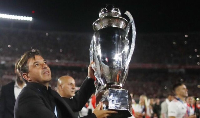  梅总温网决胜盘抢七，惊险捧起冠军奖杯