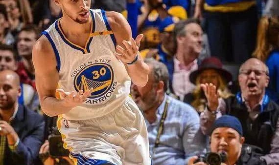  库里三分雨倾盆，勇士主场碾压鹈鹕队