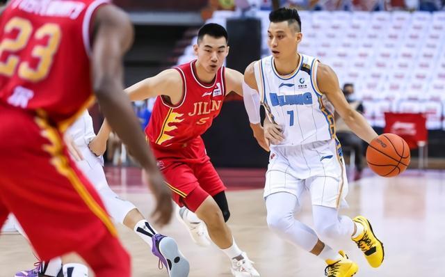  篮坛巨星闪耀全场率队豪取连胜