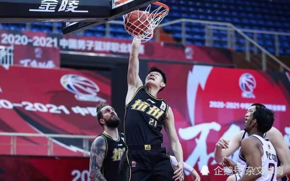  外援默契配合，双剑合璧攻破防线