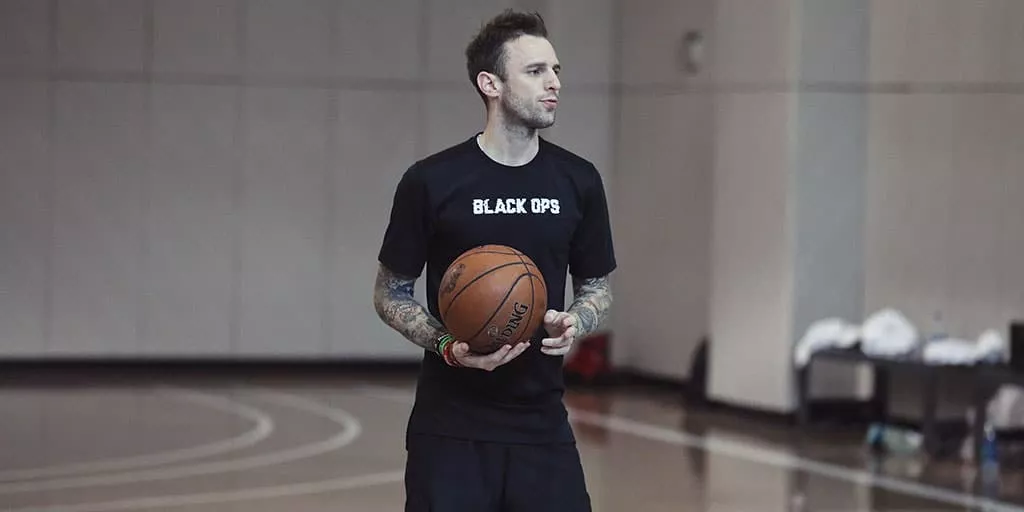  残疾人篮球锦标赛，运动员拼搏精神感人