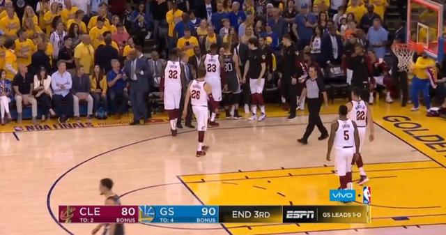  老将压哨三分绝杀，主场球迷陷入沸腾