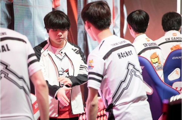  默契配合显神威，战队逆袭挺进季后赛  