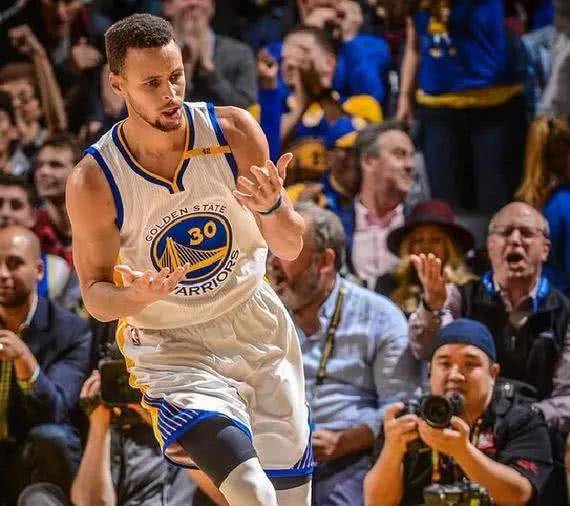  库里三分雨倾盆，勇士主场碾压鹈鹕队