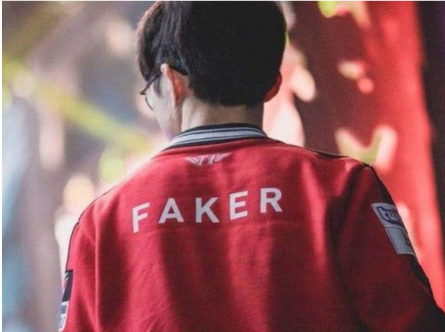  电竞选手刻苦训练备战国际大赛